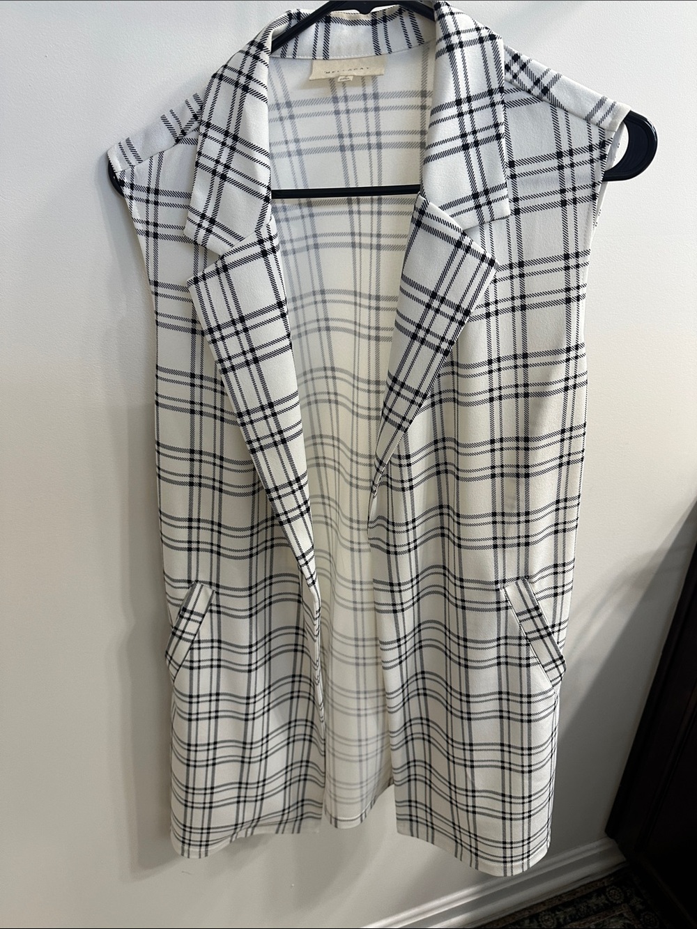 Sleeveless Plaid Long Vest in White and Black